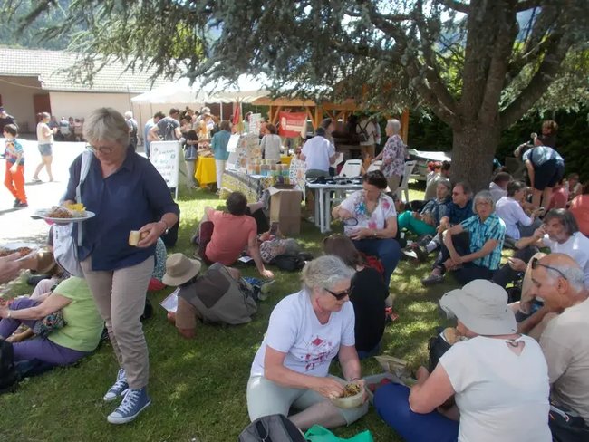 ../previews/050-2025-05-30_Glieres-village-plateau_CRHA_heure-repas_small.webp.medium.jpeg